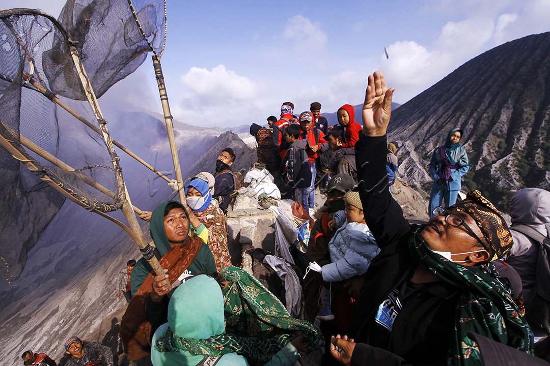 Warga berebut uang yang dilemparkan ke kawah pada upacara ritual Yadnya Kasada di Gunung Bromo, Probolinggo, Jawa Timur. Perayaan Yadnya Kasada merupakan upacara adat masyarakat suku Tengger sebagai bentuk ucapan syukur kepada Sang Hyang Widhi dan para leluhur.