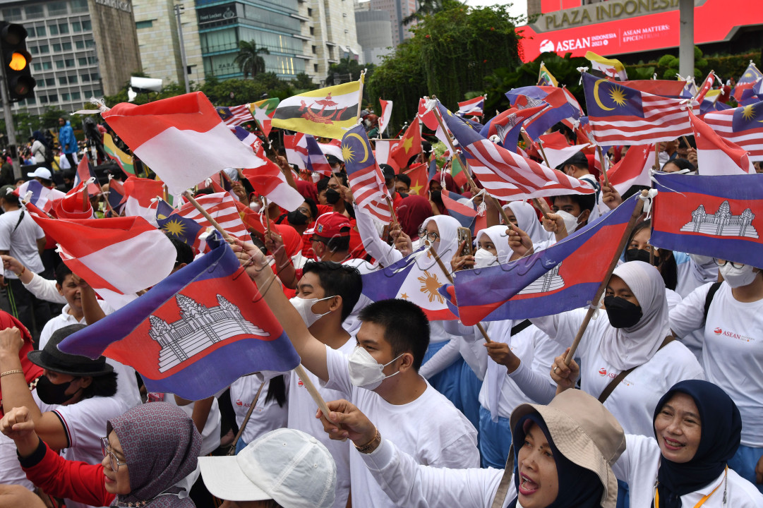 Sejumlah warga mengibarkan bendera negara anggota ASEAN dalam acara "kick off" keketuaan Indonesia dalam ASEAN 2023 di kawasan Bundaran Hotel Indonesia (HI), Jakarta, Minggu (29/1/2023).&nbsp;