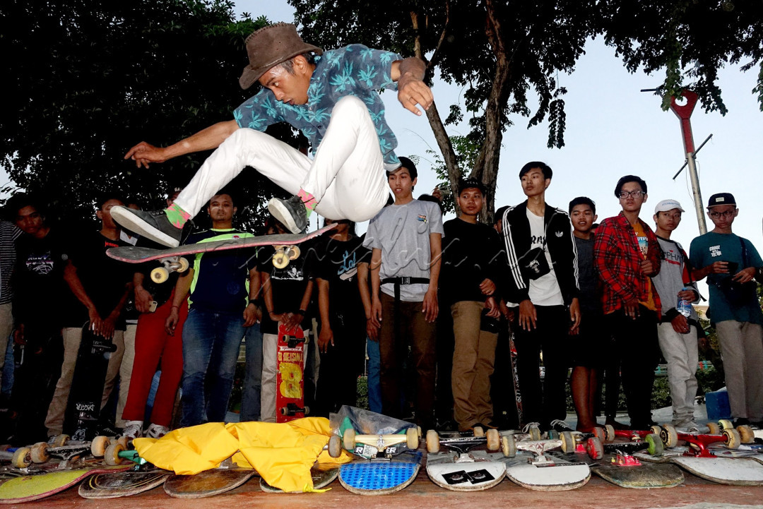 Skateboard hingga kini masih menjadi olahraga yang diminati kawula muda. Olahraga yang mengandalkan trik, keseimbangan, dan tentunya stamina yang prima. Melompat menggunakan papan adalah salah satu teknik yang tidak mudah