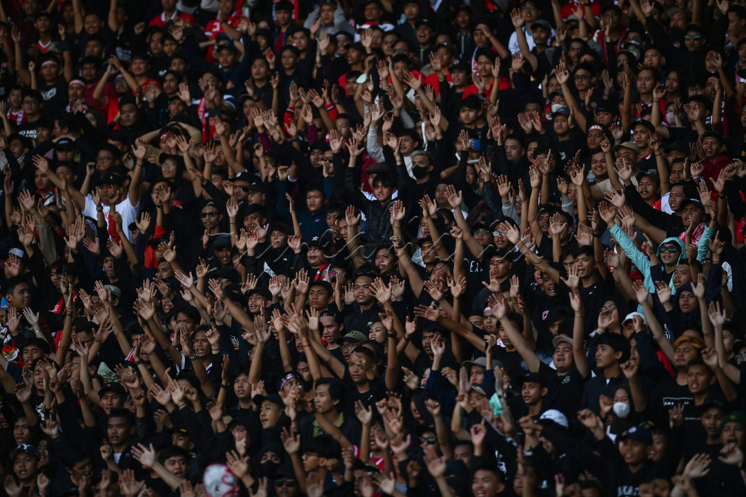 Sejumlah suporter meneriakkan yel-yel dukungan untuk timnas Indonesia pada laga leg 1 semifinal Piala AFF 2022 melawan Vietnam di Stadion Utama Gelora Bung Karno (SUGBK), Jakarta, Jumat (6/1/2023).&nbsp;
