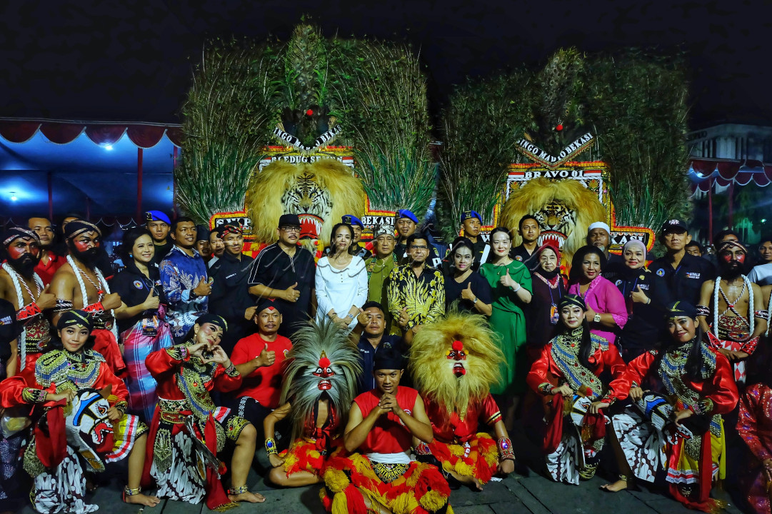 Para penari,Ibu Menteri,dan juga Para aparat melakukan sesi Foto bersama. Mereka tampak gembira dan bahagia mengingat pekan Budaya dilakukan tidak terlalu sering.