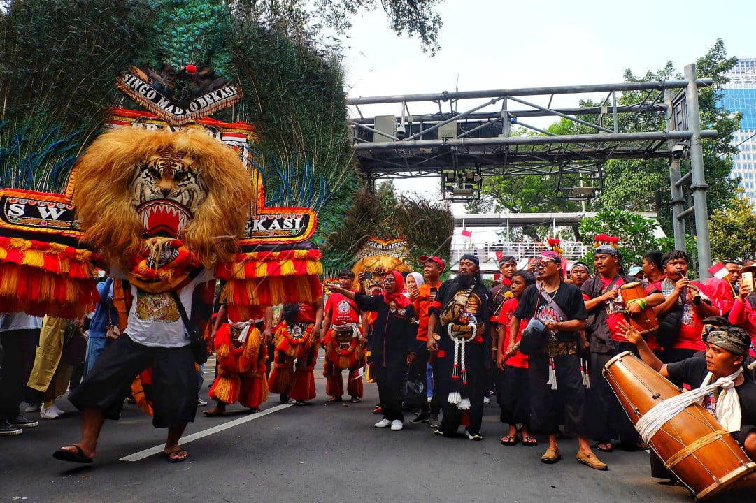 Sejumlah Penari Reog Ponorogo melakukan pawai budaya dari Perpustakaan Nasional menuju Kantor Kementrian Koordinator Bidang Pembangunan Manusia dan Kebudaayan RI. Disela-sela perjalanan,Mereka Melakukan Atraksi yang Luar biasa