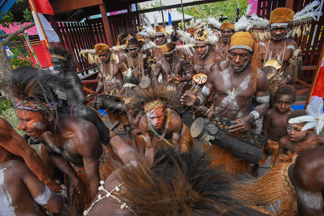 Sejumlah warga Suku Asmat Rumpun Bismam asal Kampung Suwruw melakukan tarian penyambutan tamu di Distrik Agats, Kabupaten Asmat, Papua Selatan, Kamis (1/6/2023). Suku Asmat tediri dari 12 rumpun sub suku yang tersebar di sejumlah wilayah di Papua Selatan dengan beragam adat istiadat dan budaya yang khas, di antaranya tarian serta seni ukir.