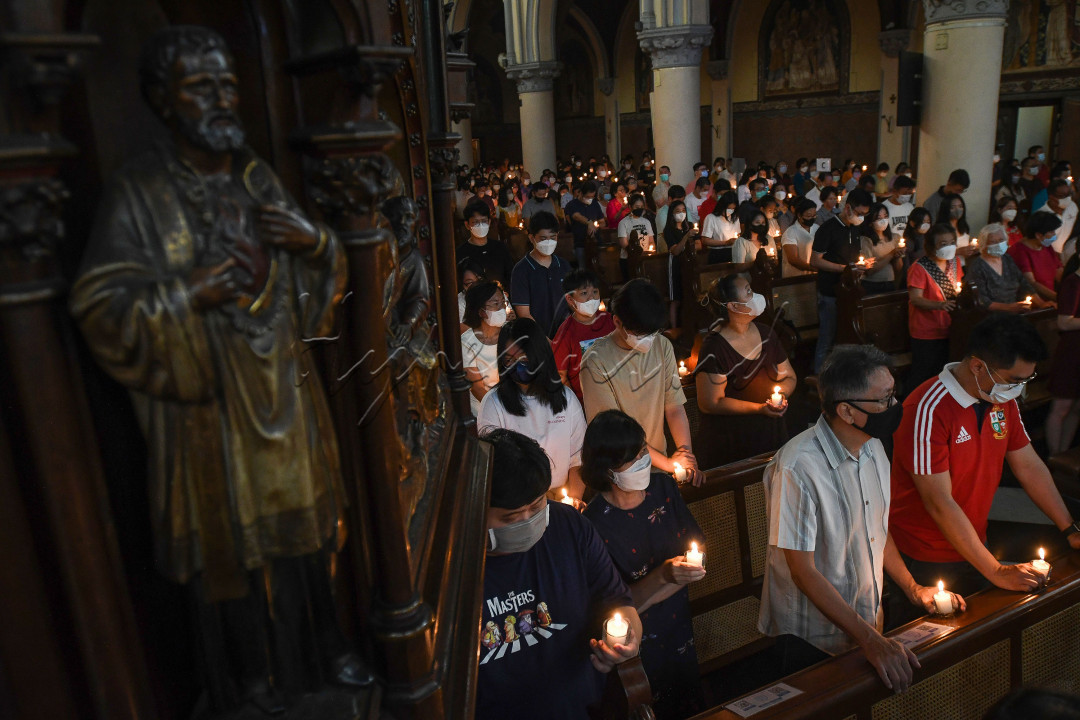 Umat Katolik mengikuti Misa Malam Paskah di Gereja Katedral, Jakarta, Sabtu (8/4/2023). Gereja katedral Jakarta pada tahun ini mengadakan Misa Malam Paskah sebanyak dua kali sesi pada Sabtu Suci ini dengan menampung 3.600 umat dalam satu sesi.&nbsp;
