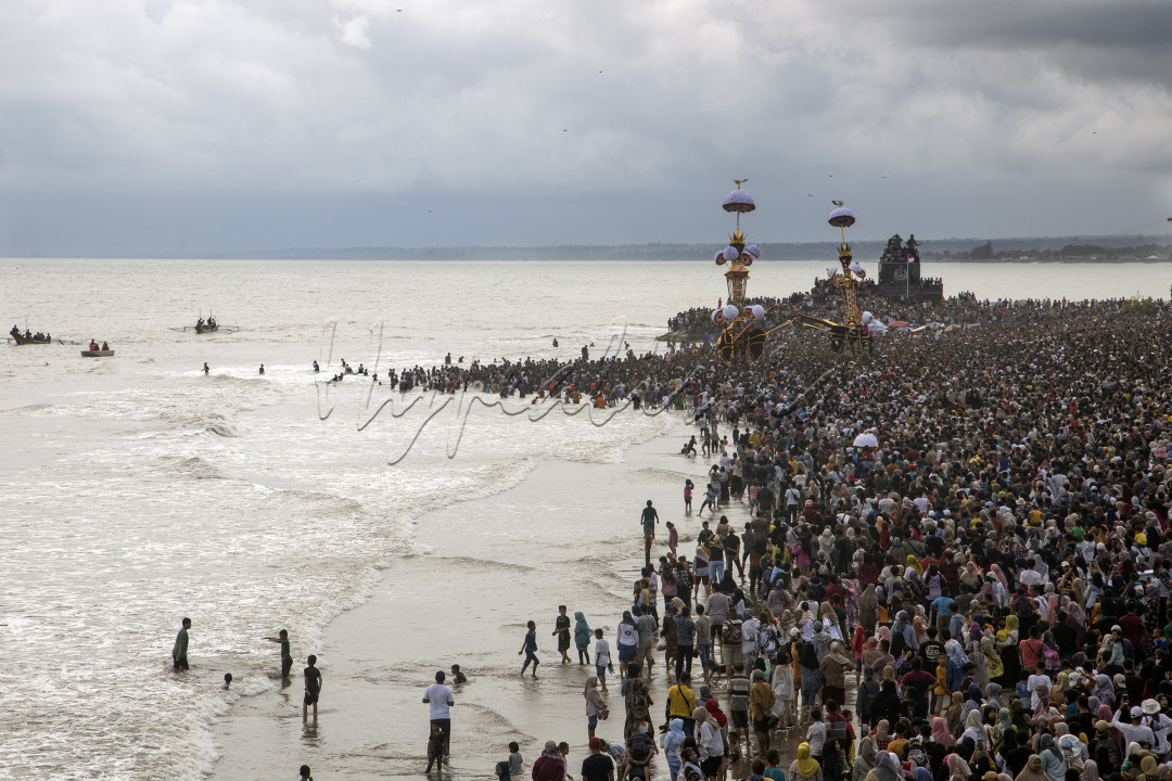 Para warga dari seluruh wilayah yang ada dipadang dan diluar padang turut hadir dalam pegelaran acara tabuik padang pariaman, dimana pada event ini arak-arakan tabuik dibawa ke biibir pantai dalam memperingatin hari syawal