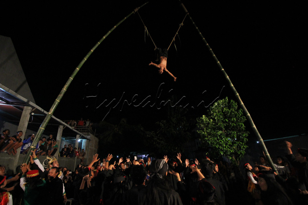 Sandur adalah kesenian teater tradisional yang populer di Kabupaten Bojonegoro dan Kabupaten Tuban, berbentuk dramatari dengan mengambil cerita lokal. Berasal dari Desa Ledok Kulon sebagai sarana pelestari kearifan lokal masyarakat setempat.&nbsp;Sebagai upacara ritual, pertunjukan diadakan di tanah lapang sebagai ungkapan rasa syukur atas hasil panen yang dicapai. Tidak diketahui bagaimana asal muasal sandur, namun para pelaku meyakini sandur sudah ada sejak zaman kerajaan yang terkait dengan kepercayaan animisme. Kata Sandur itu sendiri berasal dari kata san yang berarti selesai panen (isan) dan dhur yang berarti ngedhur (sampai habis). Namun sumber lain mengatakan bahwa sandur berasal dari bahasa Belanda yaitu soon yang berarti anak-anak dan door yang berarti meneruskan. Versi lain lagi menyebutkan bahwa Sandur yang terdiri dari berbagai cerita tersebut dengan sandiwara ngedhur, artinya kesenian itu terjadi karena berisi tentang berbagai macam cerita yang tak akan habis sampai pagi. Pertunjukkan sandur diakhiri dengan atraksi kalongking yaitu pemain kalongking berputar-putar dan berjoget dengan kepala dibawah diatas tali dengan 2 bambu yang menopang.