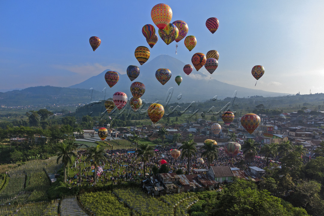 Warga wonosobo dan turis baik lokal maupun internasional selalu memenuhi acara festical balon udara yang di adakan 2 hari setelah lebaran hingga 7 hari sebagai tradisi dalam merayakan hari raya idul fitri
