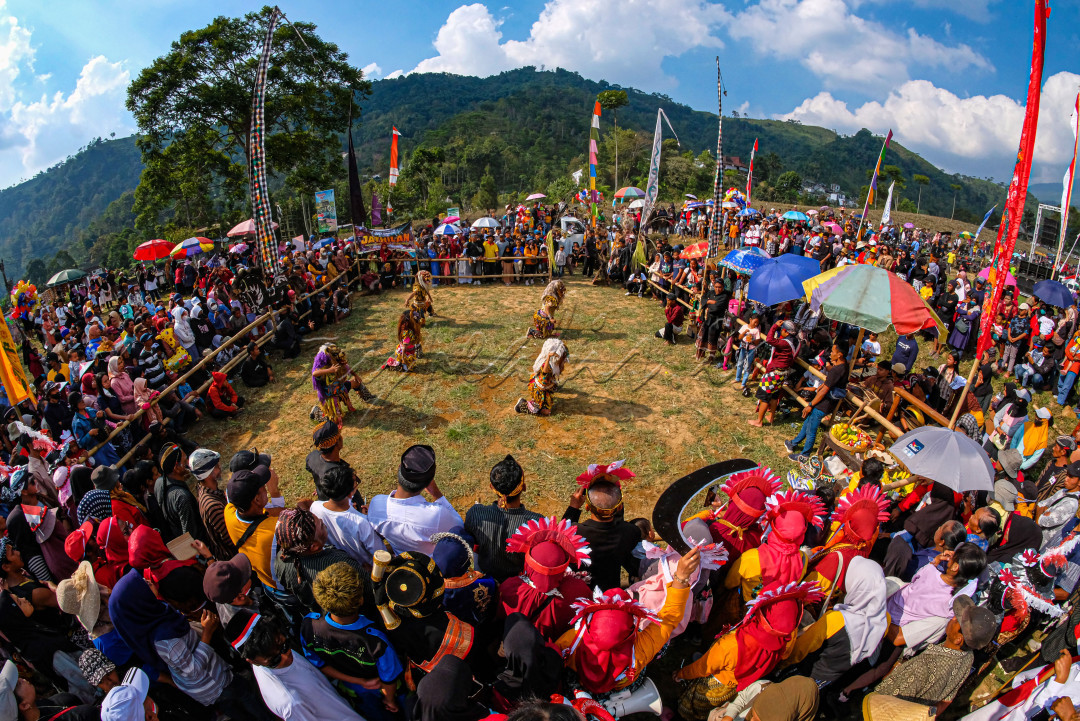 Tari topeng Ireng kerap menjadi moment yang sering ditunggu tunggu para warga, dengan iringan musik yang rancak serta tarian dengan ekspresif sering kali menjadi tontonan penutup. Tidak hanya itu tradisi magis seperti kerasukan terkadang hadir didalam pertunjukan topeng Ireng yang sentak membuat penonton terkejut. Tarian ini masih banyak ditemukan di lereng gunung .<br />
&nbsp;