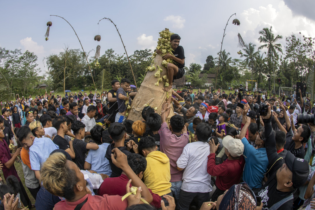 Grubug ketupat magelang merupakan evet kebudayaan yang diadakan beberapa hari setelah hari raya idul fitri, di event ini warga akan berebut ketupat yang telah diisi uang hasil urunan warga sekitar sebagai wujud rasa syukur atas rezeki yang didapat