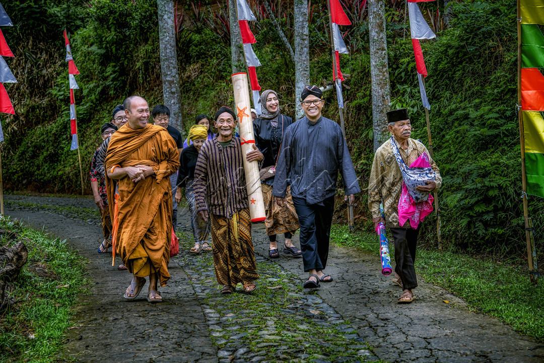 Sejumlah warga lintas agama dan lintas budaya berjalan bersama menuju lokasi nyadran kebersamaan di Temanggung Jawa T<br />
engah.