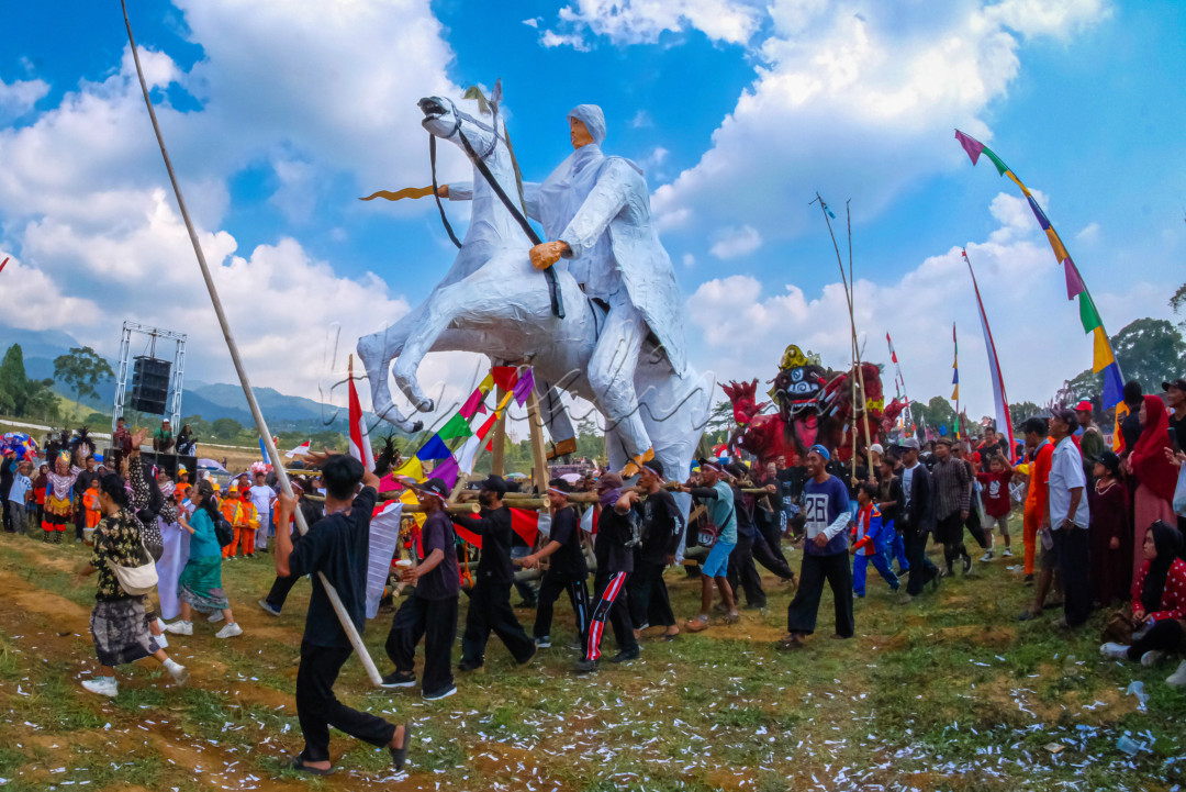 Kemeriahan dalam acara bersih desa dengan penutupan arak arakan acara pawai