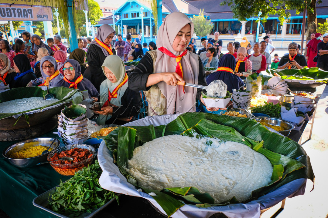 <br />
Jenang Suran<br />
Tradisi berbagi jenang Suran menjadi tradisi turun temurun yang di lakukan oleh Keraton Kasunanan Hadiningrat, tradisi ini untuk menutup telah selesainya dimana 1 bulan hari Sura. Dengan berbagi jenang ini, semoga orang yang mendapat serta memakannya bisa mendapat rejeki berlimpah dan kesehatan.<br />
&nbsp;
