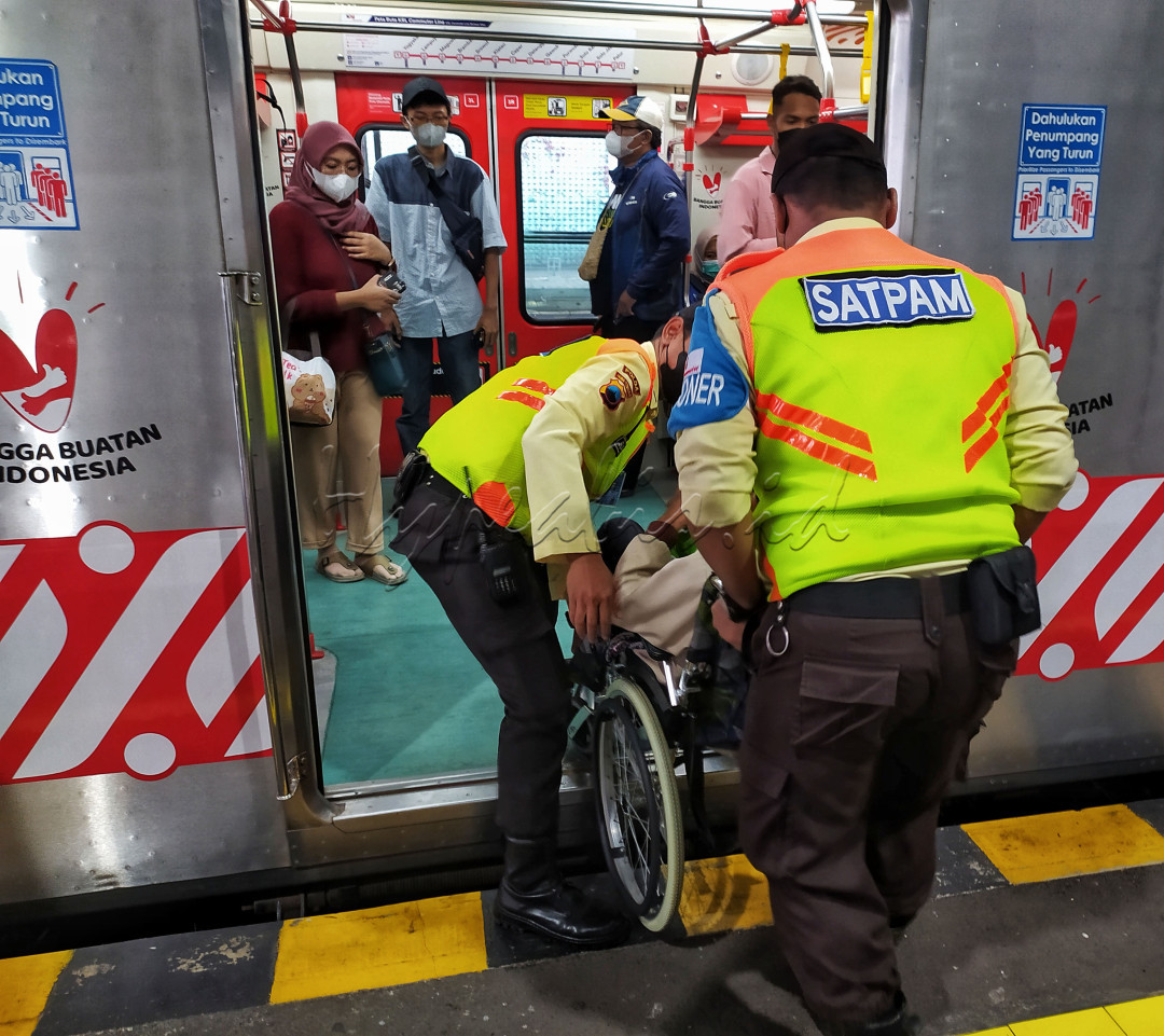 Tema : Urban Values<br />
<br />
Berbuat baik tak pernah terbatas ruang, waktu, kepada dan untuk siapa. Ketika orang lain membutuhkan bantuan, adalah sebuah kewajiban bagi yang mampu untuk membantu sesuai daya yang ada.<br />
<br />
Hal sederhana seperti saat dua petugas keamanan dalam (PKD) Staisub Solobalapan saat membantu sahabat disabilitas yang akan menaiki kereta Commuter Line menuju Yogyakarta. Dengan sigap mereka mengantar hingga mendampingi sahabat disabilitas sampai ke tujuan. Sebuah bentuk tanggung jawab sekaligus kepedulian untuk salin membantu sesama manusia.
