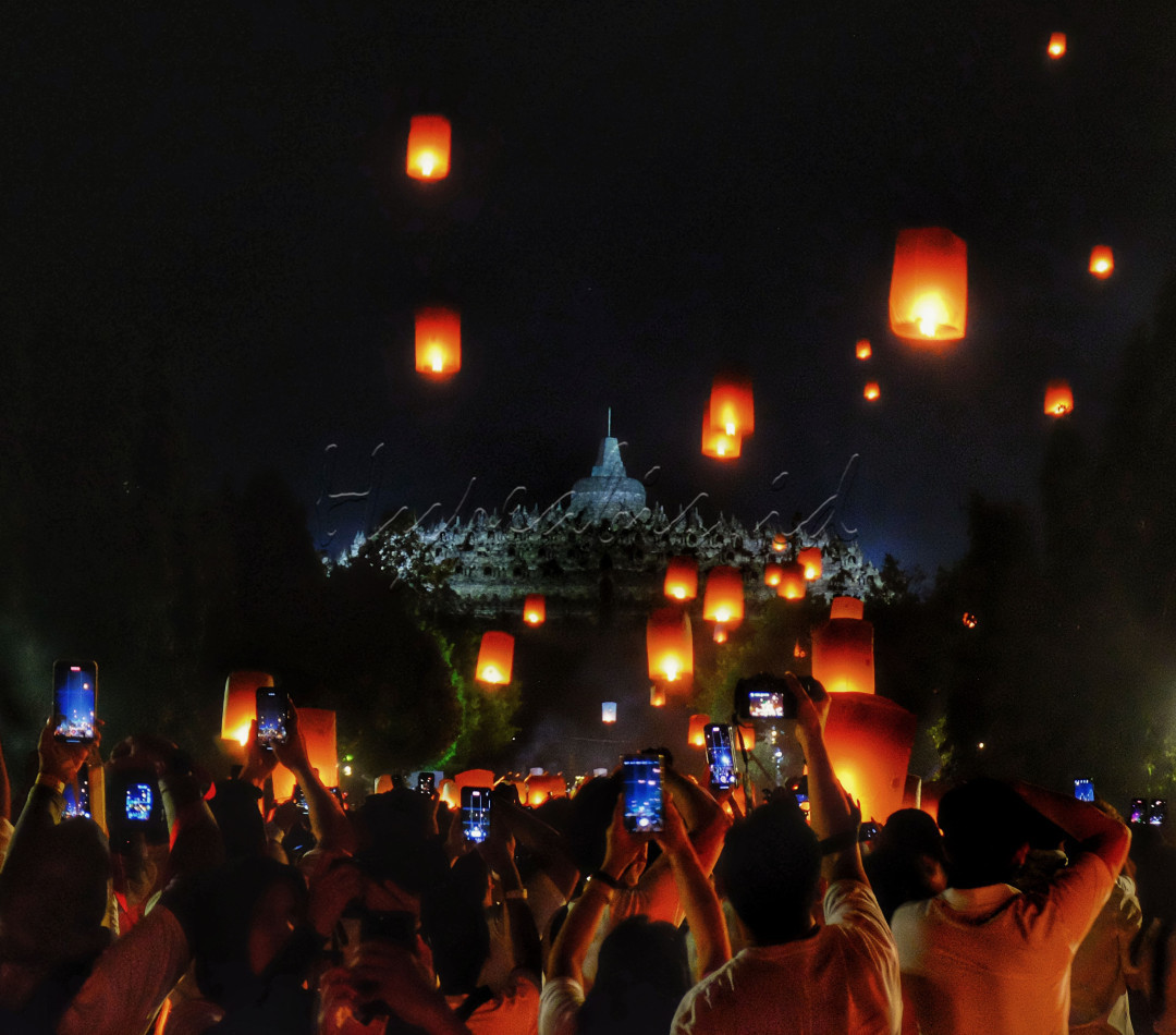 Tema : Urban Values<br />
<br />
Meskipun hidup di masa serta suasana yang berbeda, tak menjadi halangan bagi generasi lintas usia dan agama untuk bergabung bersama meramaikan festival lampion yang digelar di pelataran Candi Borobudur, Magelang.<br />
<br />
Saat penerbangan lampion menjadi momen yang ditunggu-tunggu, karena lampion menjadi simbol doa dan pengharapan bagi kehidupan yang lebih baik di masa depan serta menjadi keindahan tersendiri ketika melihat ribuan lampion berterbangan menghiasi serta menerangi langit malam yang temaram.