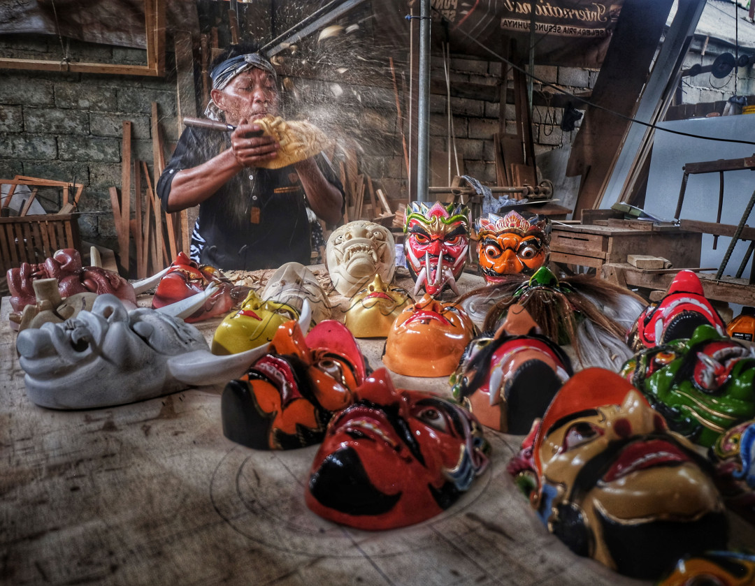 Tema : Cultural Heritage<br />
<br />
Dusun Banaran, Wonosobo, terkenal dengan kerajinan khas berupa topeng yang memiliki aneka bentuk, warna serta motif yang khas. Masing-masing topeng mewakili sifat dan kepribadian manusia yang tercermin dari tekstur serta warna yang memperjelas karakter yang dimilikinya.<br />
<br />
Selain sebagai suvenir, topeng Banaran juga digunakan sebagai pelengkap kostum penari Lengger, sebuah tarian khas Wonosobo. Kehadiran topeng menjadi perwujudan serta penegas sifat dan karakter sebuah karakter yang dimainkan oleh sang penari Lengger.