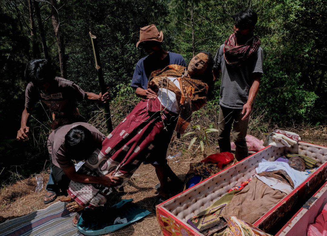 Di Toraja Ma'nene menjadi salah satu cara dalam melihat leluhurnya, lewat itu keluarga bisa melihat leluhurnya dulu. Dalam tradisi ini, mereka membersihkan jenazah dan mengganti pakaian keluarga yang telah meninggal. Tradisi ini masih ada dan sangat dijaga oleh masyarakat suku Toraja