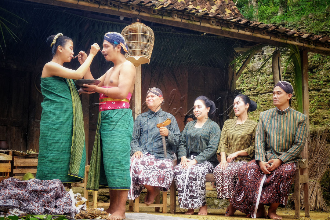 Tema : Cultural Heritage<br />
<br />
Masyarakat Jawa memiliki tradisi spesial dalam menyambut masa 7 bulan kehamilan seorang ibu. Tradisi tersebut bernama Mitoni, dengan serangkaian prosesi yang masing-masingnya memiliki arti serta falsafah tersendiri.<br />
<br />
Untaian doa dan pengharapan terlantunkan dalam setiap prosesi yang dijalankan, semua demi keselamatan serta kesehatan bagi sang ibu saat menjalani persalinan kelak dan sang jabang bayi dapat lahir dengan sehat serta selamat tanpa kurang sesuatu pun.<br />
&nbsp;