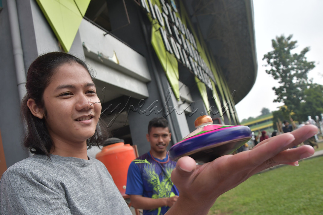 Pengenalan permainan Tradisional ke masyarakat<br />
<br />
Seorang anggota &nbsp;komunitas permainan tradisional bermain gasing pada festival pemuda di Stadion Patriot Chandrabhaga, Bekasi, Jawa Barat, Minggu (27/8/2023). Kegiatan yang diadakan Dinas Pemuda dan Olahraga (Dispora) Bekasi bersama Komite Permainan Rakyat dan Olahraga Tradisional Indonesia (KPOTI) untuk memperkenalkan permainan tradisional ke masyarakat
