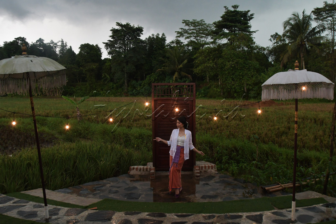 Fashion show di tepi sawah<br />
<br />
Seorang anggota komunitas perempuan pelestari budaya saat memperagakan busana kebaya dan kain tenun baduy di Angkringan Tepi Sawah, Setu, Kabupaten Bekasi, Jawa Barat, Minggu (2/4/2023). Pagelaran busana tersebut diadakan untuk mempromosikan wisata dan melestarikan pakaian adat tradisional Indonesia.