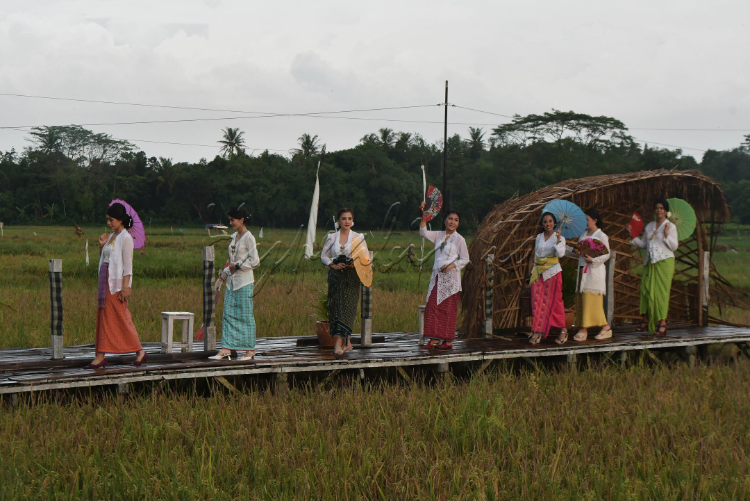 Fashion show di tepi sawah<br />
<br />
Sejumlah anggota komunitas perempuan pelestari budaya saat memperagakan busana kebaya dan kain tenun baduy di Angkringan Tepi Sawah, Setu, Kabupaten Bekasi, Jawa Barat, Minggu (2/4/2023). Pagelaran busana tersebut diadakan untuk mempromosikan wisata dan melestarikan pakaian adat tradisional Indonesia.<br />
&nbsp;