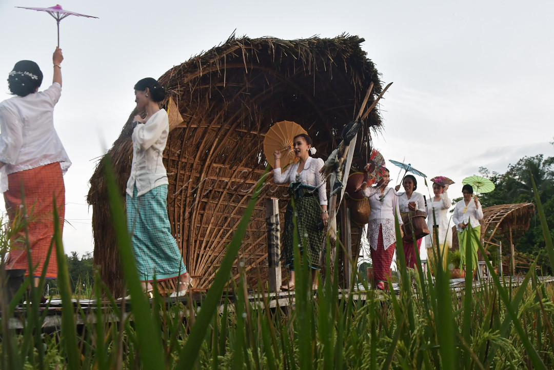 Fashion show di tepi sawah<br />
<br />
Sejumlah anggota komunitas perempuan pelestari budaya saat memperagakan busana kebaya dan kain tenun baduy di Angkringan Tepi Sawah, Setu, Kabupaten Bekasi, Jawa Barat, Minggu (2/4/2023). Pagelaran busana tersebut diadakan untuk mempromosikan wisata dan melestarikan pakaian adat tradisional Indonesia.<br />
&nbsp;