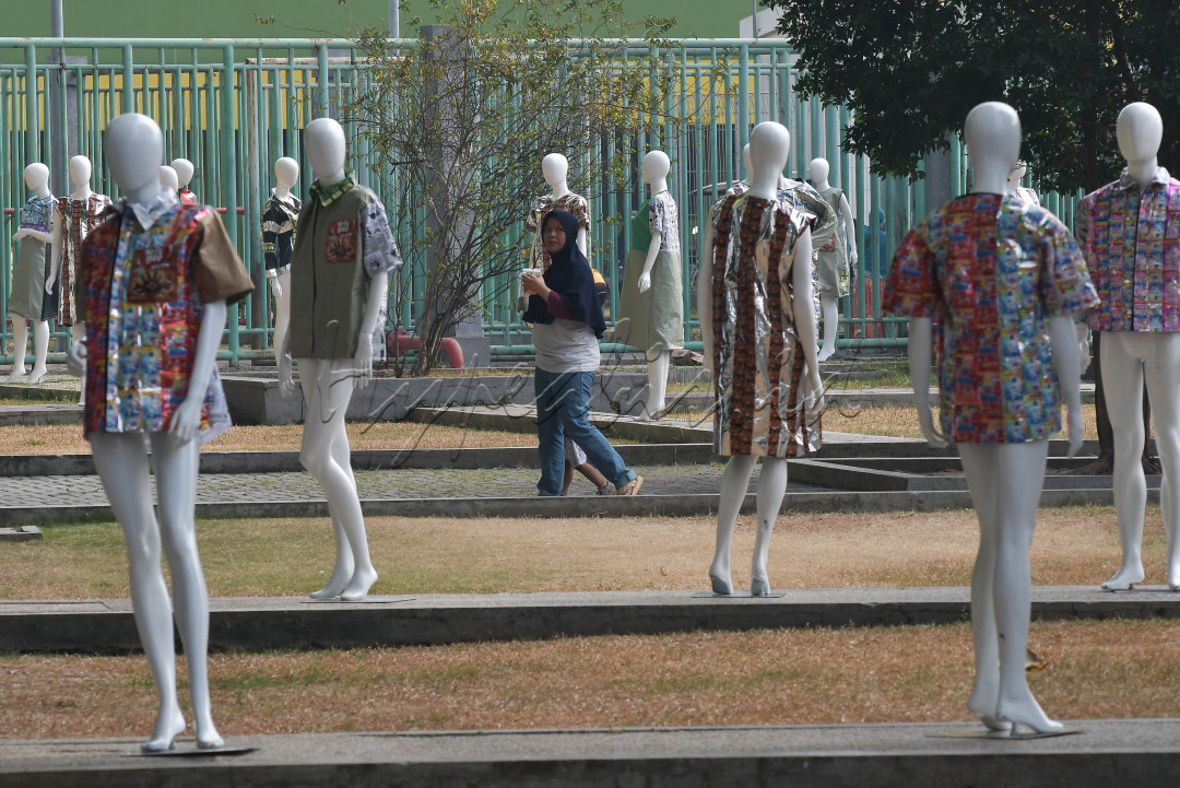 Pameran baju berbahan daur ulang plastik<br />
<br />
Seorang warga mengamati manekin yang menggunakan baju berbahan daur ulang sampah plastik pada Hari Bebas Kendaraan Bermotor (HBKB) di Stadion Patriot Chandrabhaga, Bekasi, Jawa Barat, Minggu (27/8/2023). Kegiatan tersebut untuk mengampanyekan pengurangan penggunaan kantong plastik dan mengajak peduli terhadap lingkungan dengan memanfaatkan limbah daur ulang