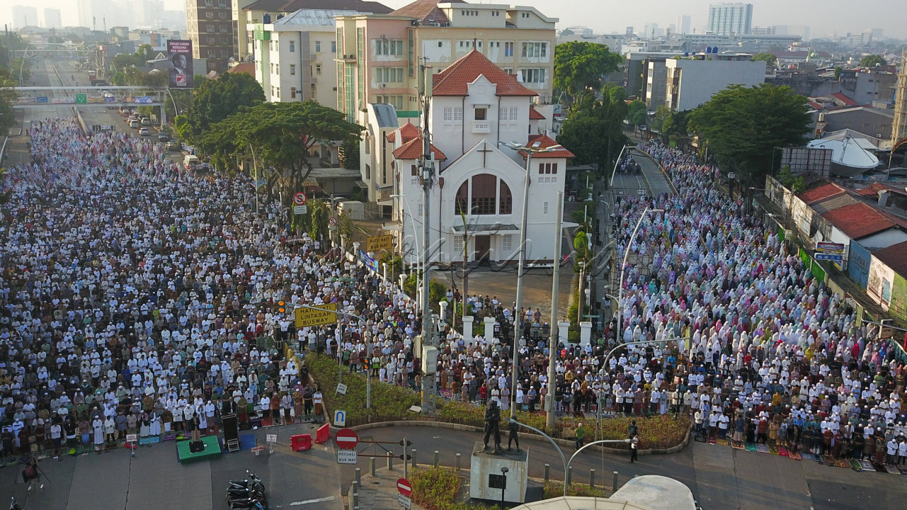 Antusiasme warga shalat Idul Fitri&nbsp;<br />
<br />
Foto udara umat Islam melaksanakan Shalat Idul Fitri 1444 Hijriyah di Jatinegara, Jakarta Timur, Sabtu (22/4/2023).