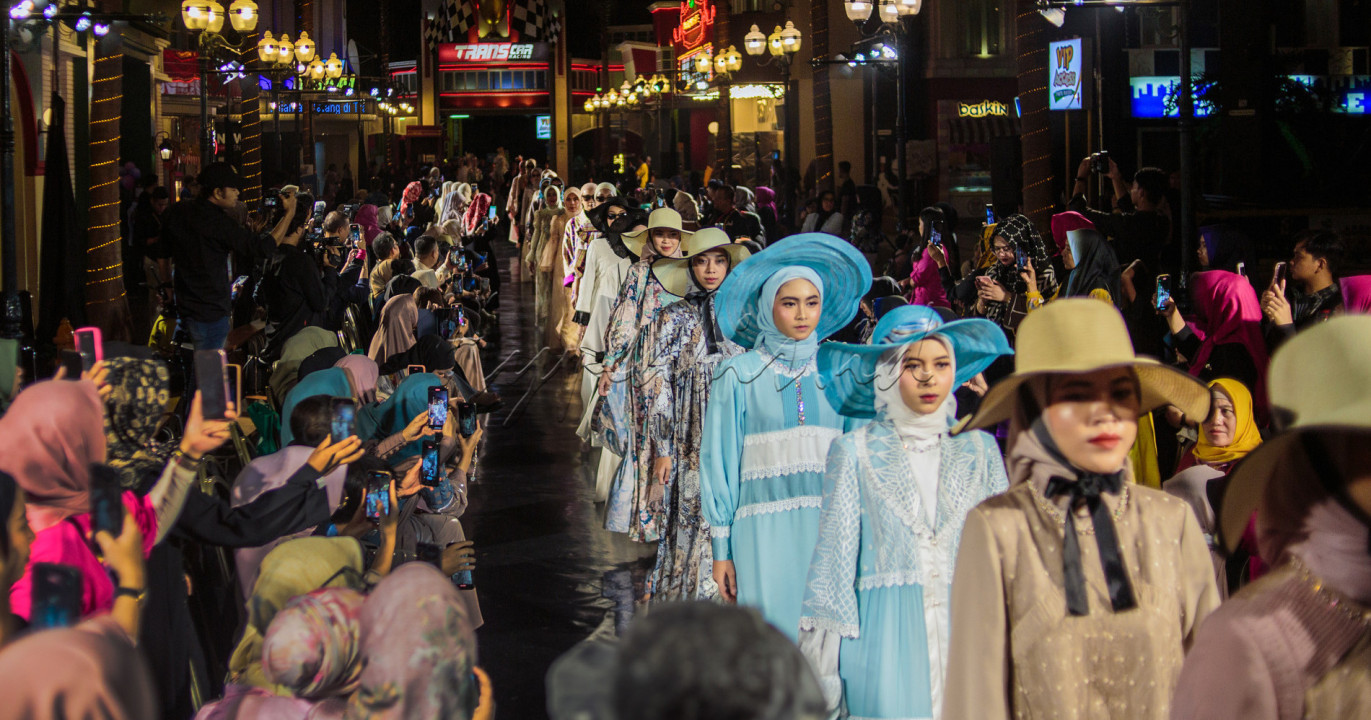 Lebih dari 100 model melakukan runway sepanjang 300 meter di antara para tamu dan undangan dengan karya-karya yang luar biasa.&nbsp;Penggagas ide, Ganjar Mustika, bukan hanya memberikan panggung kepada pegiat fashion tapi juga mempersilahkan untuk berkreasi lewat video reels dan foto bagi peserta yang hadir.&nbsp;