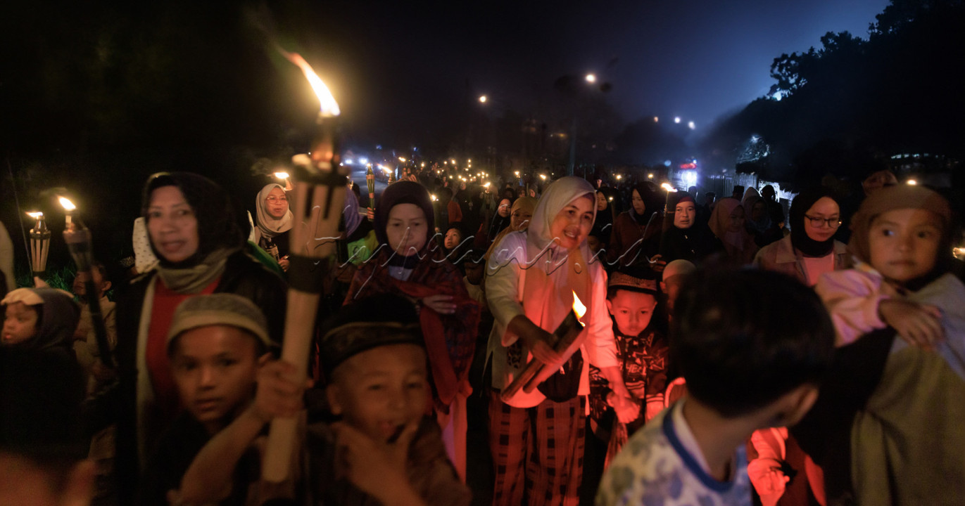 Apa itu tradisi pawai obor?<br />
Pawai obor seringkali dilakukan pada momen spesial seperti perayaan kemerdekaan atau malam tahun baru hijriah. Dalam tradisi ini&nbsp;masyarakat menyalakan obor dan diarak serta diiringi lantunan takbir dan sholawat dengan riang gembira.&nbsp;Dalam tradisi ini masyarakat menyalakan obor dan diarak serta diiringi lantunan takbir dan sholawat dengan riang gembira.Penari liong ini harus mempunyai kemampuan simetrikal yang tinggi, sehingga dapat melakukan gerakan-gerakan variatif yang kompak.