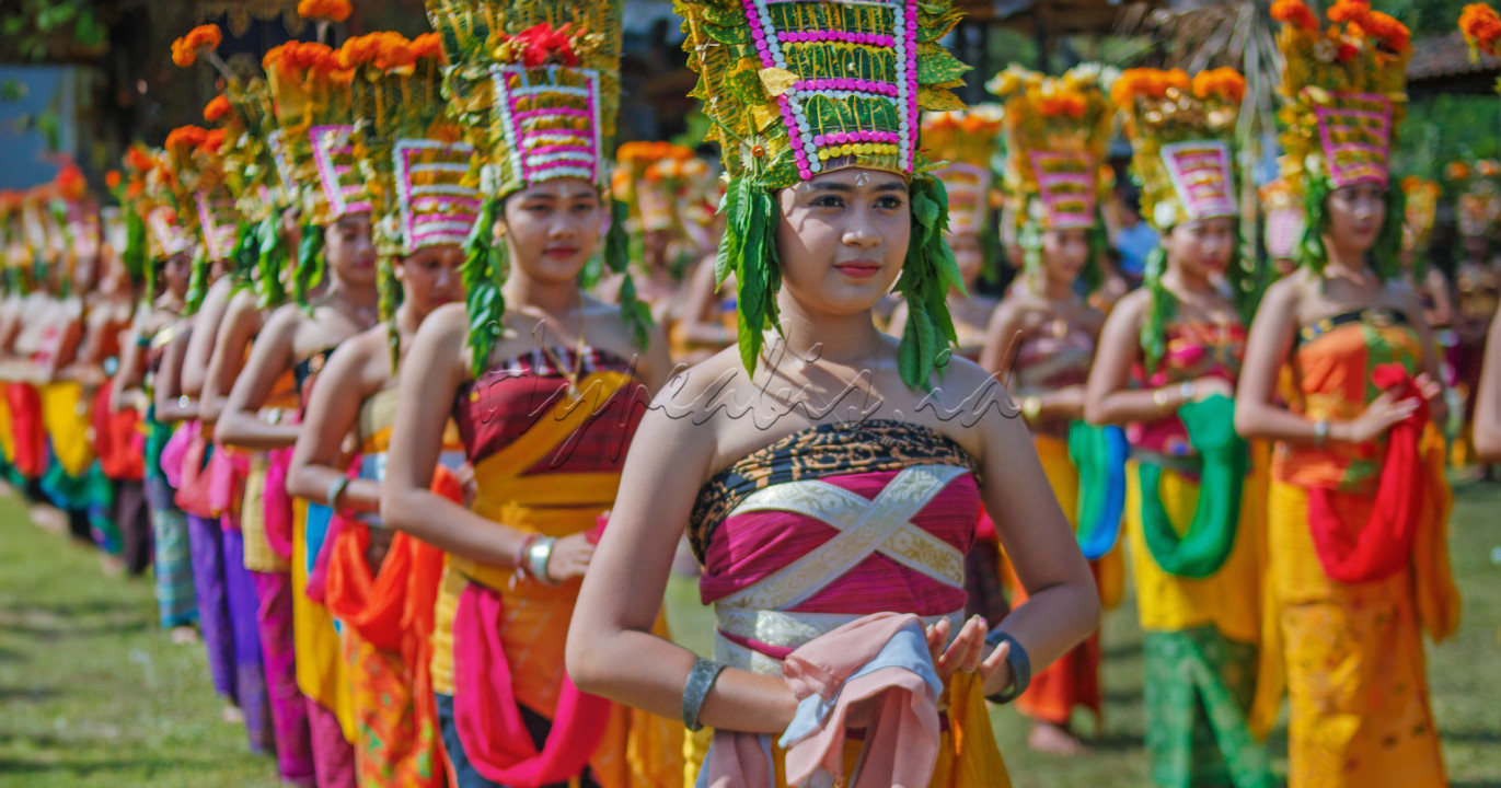Galungan dan Kuningan merupakan hari raya bagi&nbsp;umat Hindu&nbsp;setiap enam bulan Bali (210 hari), tepatnya pada hari Buddha Kliwon Dungulan (Rabu Kliwon wuku Dungulan).<br />
Tahun ini,&nbsp;Hari Raya Galungan&nbsp;dan Kuningan&nbsp;yang pertama diperingati pada&nbsp;&nbsp;4 Januari untuk Galungan dan 14 Januari 2023 untuk perayaan Kuningan.<br />
Sementara itu, perayaan kedua, Hari Raya Galungan diperingati hari ini, Rabu (2/8/2023) dan Kuningan pada 12 Agustus 2023<br />
&nbsp;