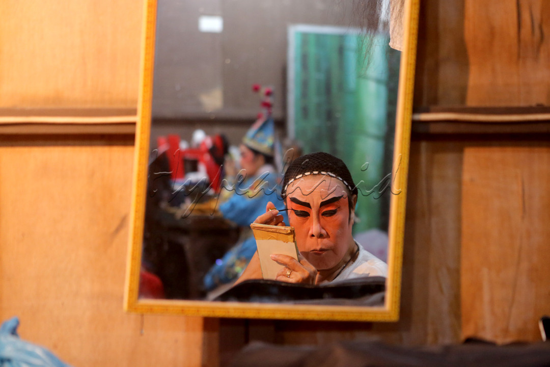 Vihara Budhi Dharma (Sam Ciong Kun) Deli Serdang memberikan hiburan pertunjukan Opera China atau Wayang Orang (Tio Ciu Pan) secara gratis untuk memeriahkan HUT Ke-41 vihara. Seluruh pemerannya langsung didatangkan dari Negeri Tirai Bambu.<br />
<br />
Acara ini berlangsung selama 22 hari,&nbsp;sejak tanggal 23 Agustus 2023 hingga 13 September 2023 di lapangan depan Vihara Budhi Dharma, Jalan A. Kadir Pasar V, Tandam Hulu II, Kabupaten Deli Serdang, Provinsi Sumatera Utara.<br />
<br />
Kegiatan ini sangat bermanfaat untuk memperkenalkan Opera China yang sudah ada sejak abad Ke-4 atau masa Dinasti Zhao pada Milenial dan Gen Z. Pada umumnya mengangkat cerita-cerita rakyat berupa legenda, dongeng dan sebagainya. Temanya bisa beraneka ragam. Mulai dari kisah percintaan, persahabatan, lelucon, termasuk cerita-cerita yang berkaitan dengan epos atau kepahlawanan.