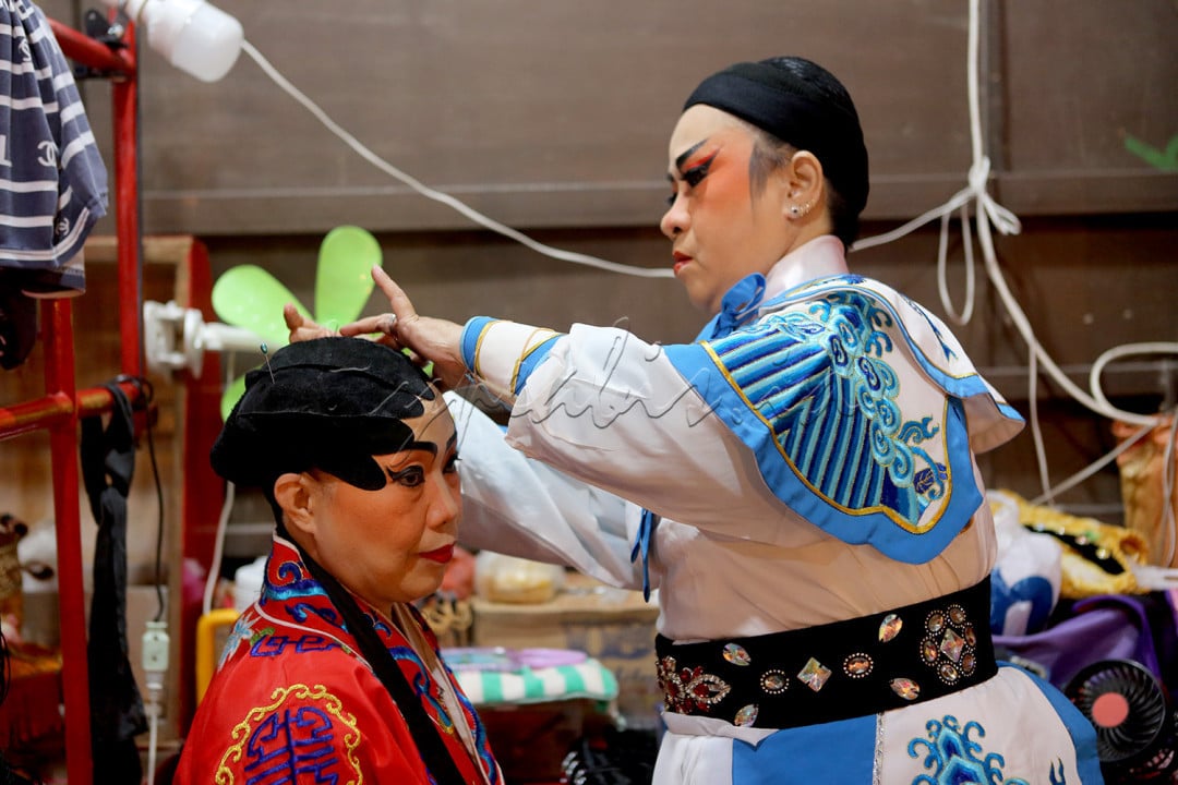 Vihara Budhi Dharma (Sam Ciong Kun) Deli Serdang memberikan hiburan pertunjukan Opera China atau Wayang Orang (Tio Ciu Pan) secara gratis untuk memeriahkan HUT Ke-41 vihara. Seluruh pemerannya langsung didatangkan dari Negeri Tirai Bambu.<br />
<br />
Acara ini berlangsung selama 22 hari,&nbsp;sejak tanggal 23 Agustus 2023 hingga 13 September 2023 di lapangan depan Vihara Budhi Dharma, Jalan A. Kadir Pasar V, Tandam Hulu II, Kabupaten Deli Serdang, Provinsi Sumatera Utara.<br />
<br />
Kegiatan ini sangat bermanfaat untuk memperkenalkan Opera China yang sudah ada sejak abad Ke-4 atau masa Dinasti Zhao pada Milenial dan Gen Z. Pada umumnya mengangkat cerita-cerita rakyat berupa legenda, dongeng dan sebagainya. Temanya bisa beraneka ragam. Mulai dari kisah percintaan, persahabatan, lelucon, termasuk cerita-cerita yang berkaitan dengan epos atau kepahlawanan.
