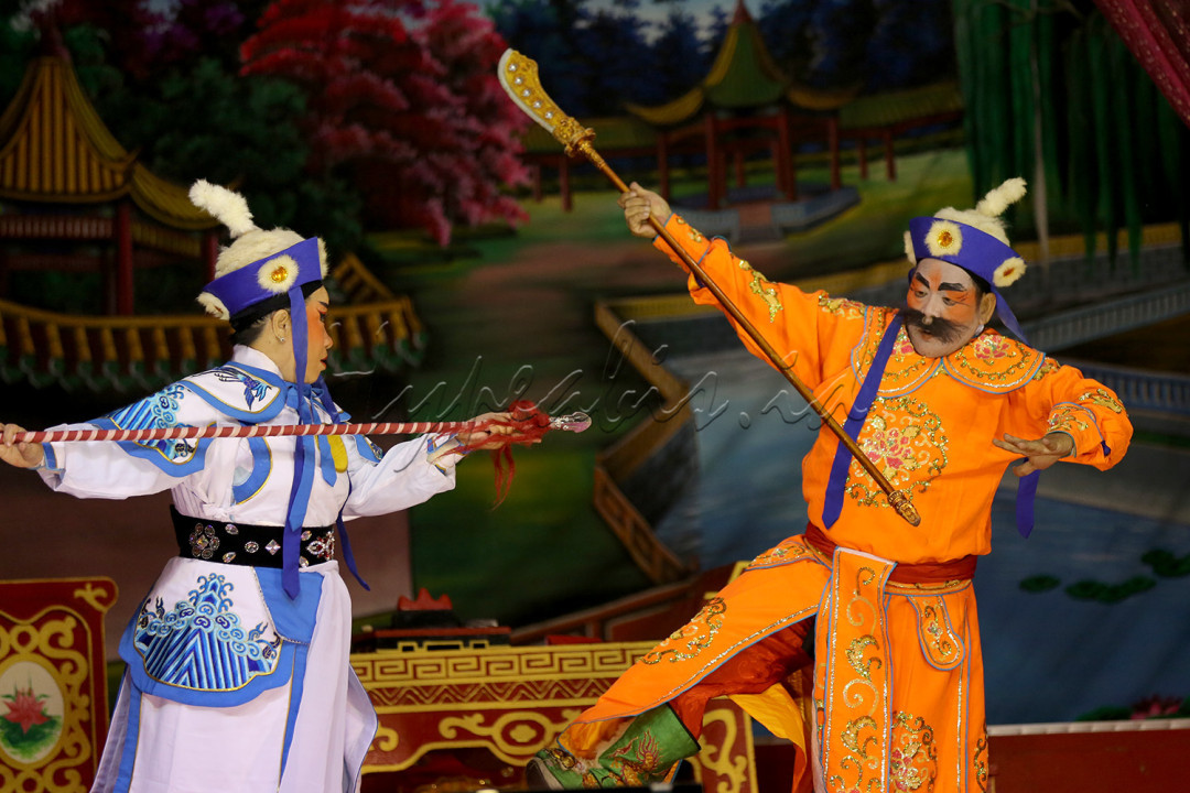 Vihara Budhi Dharma (Sam Ciong Kun) Deli Serdang memberikan hiburan pertunjukan Opera China atau Wayang Orang (Tio Ciu Pan) secara gratis untuk memeriahkan HUT Ke-41 vihara. Seluruh pemerannya langsung didatangkan dari Negeri Tirai Bambu.<br />
<br />
Acara ini berlangsung selama 22 hari,&nbsp;sejak tanggal 23 Agustus 2023 hingga 13 September 2023 di lapangan depan Vihara Budhi Dharma, Jalan A. Kadir Pasar V, Tandam Hulu II, Kabupaten Deli Serdang, Provinsi Sumatera Utara.<br />
<br />
Kegiatan ini sangat bermanfaat untuk memperkenalkan Opera China yang sudah ada sejak abad Ke-4 atau masa Dinasti Zhao pada Milenial dan Gen Z. Pada umumnya mengangkat cerita-cerita rakyat berupa legenda, dongeng dan sebagainya. Temanya bisa beraneka ragam. Mulai dari kisah percintaan, persahabatan, lelucon, termasuk cerita-cerita yang berkaitan dengan epos atau kepahlawanan.<br />
&nbsp;