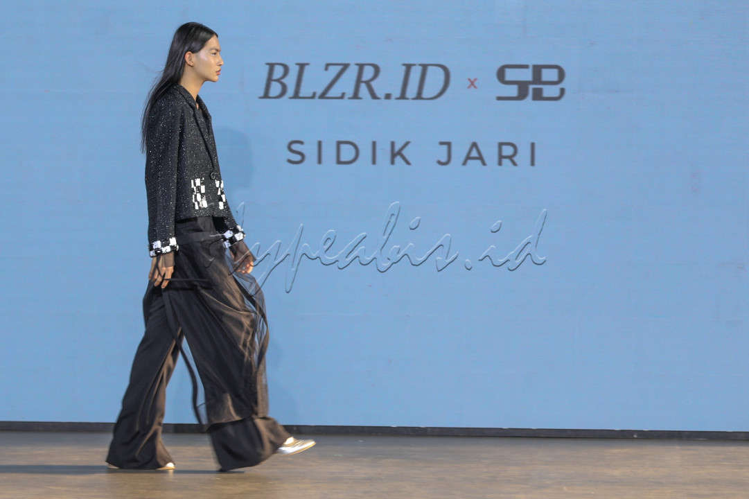 Kali ini kolaborasi antara sebuah jenamah pakaian di kancang dunia mode bernama BLZR.ID dengan seorang desainer mode senior Susan Budihardjo menggelar fashion show bertajuk Sidik Jari yang menampilkan 32 set busana yang fokus dengan desain Blazer.