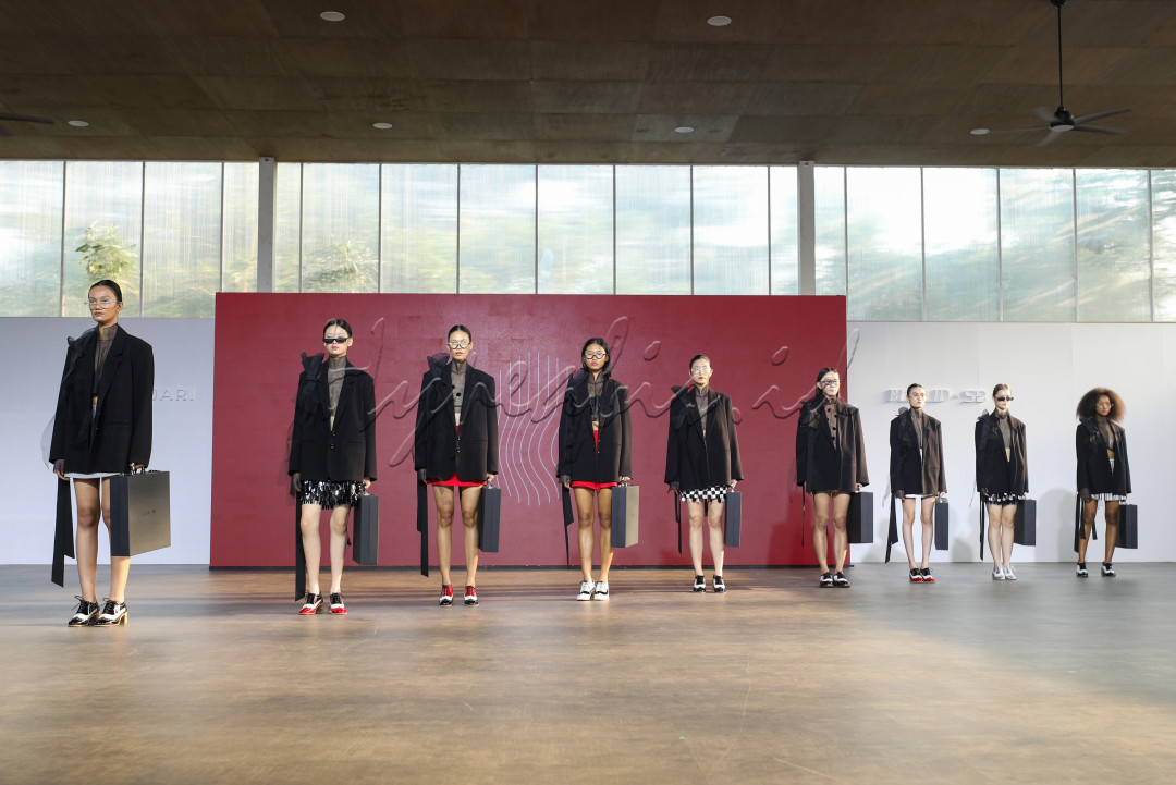 Fashion Show bertajuk Sidik Jari sendiri dimaknai dari sudut pandang filosofis bahwa setiap orang memiliki gaya personal yang membuatnya memiliki ciri khas yang berbeda atau tidak sama seperti sidik jari.