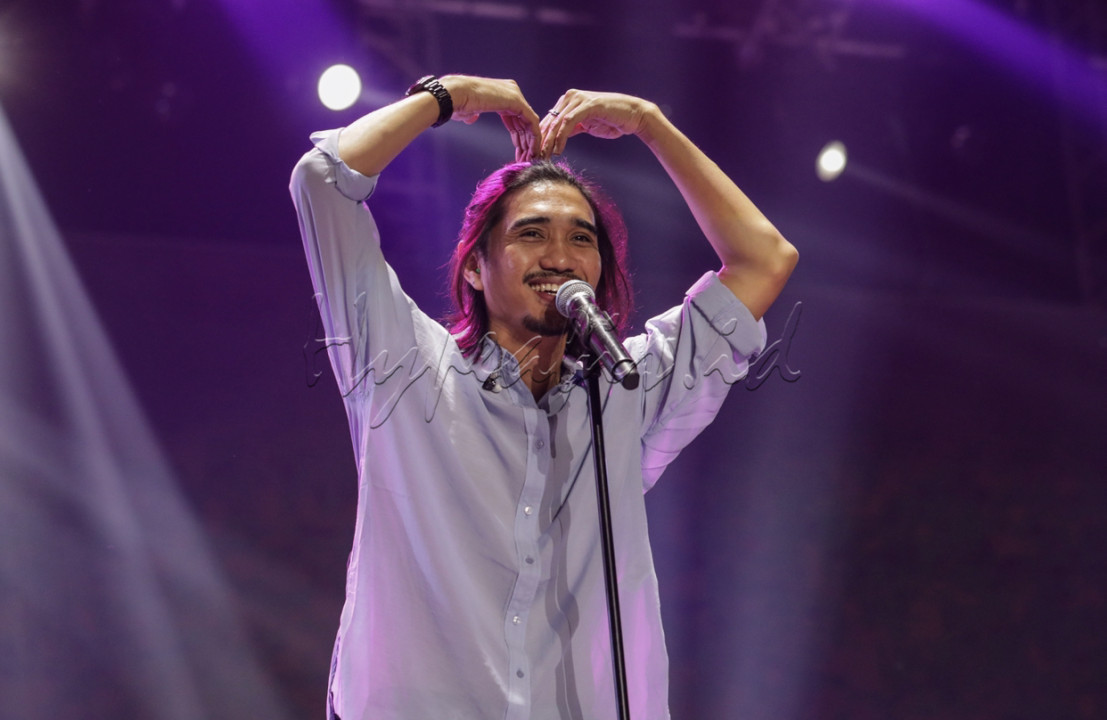 Vokalis grup musik Sheila On7, Duta, beraksi di panggung Festival Musik&nbsp;Pestapora.&nbsp;&nbsp;