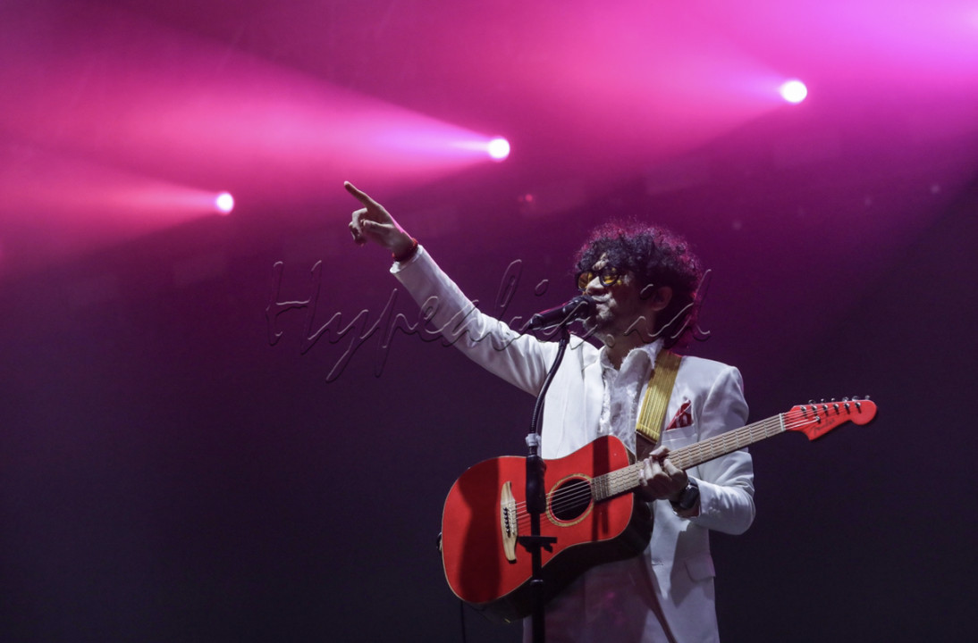 Penyanyi Kunto Aji pun hadir membawakan lagu-lagu dari album terbarunya.