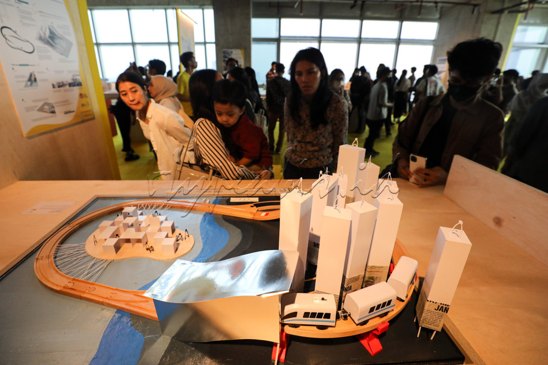 Pameran bertema TRANSIT(ION) tersebut merupakan rangkaian acara yang dihelat Ikatan Arsitek Indonesia (IAI) dan diselenggarakan di Autograph Tower lantai 77.&nbsp;