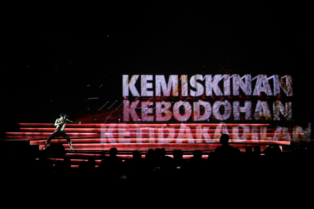 Atraksi teaterikal yang dihadirkan pada salah satu acara di Jakarta, menampilkan gerak tari seniman yang dipadukan dengan pemetaan video.
