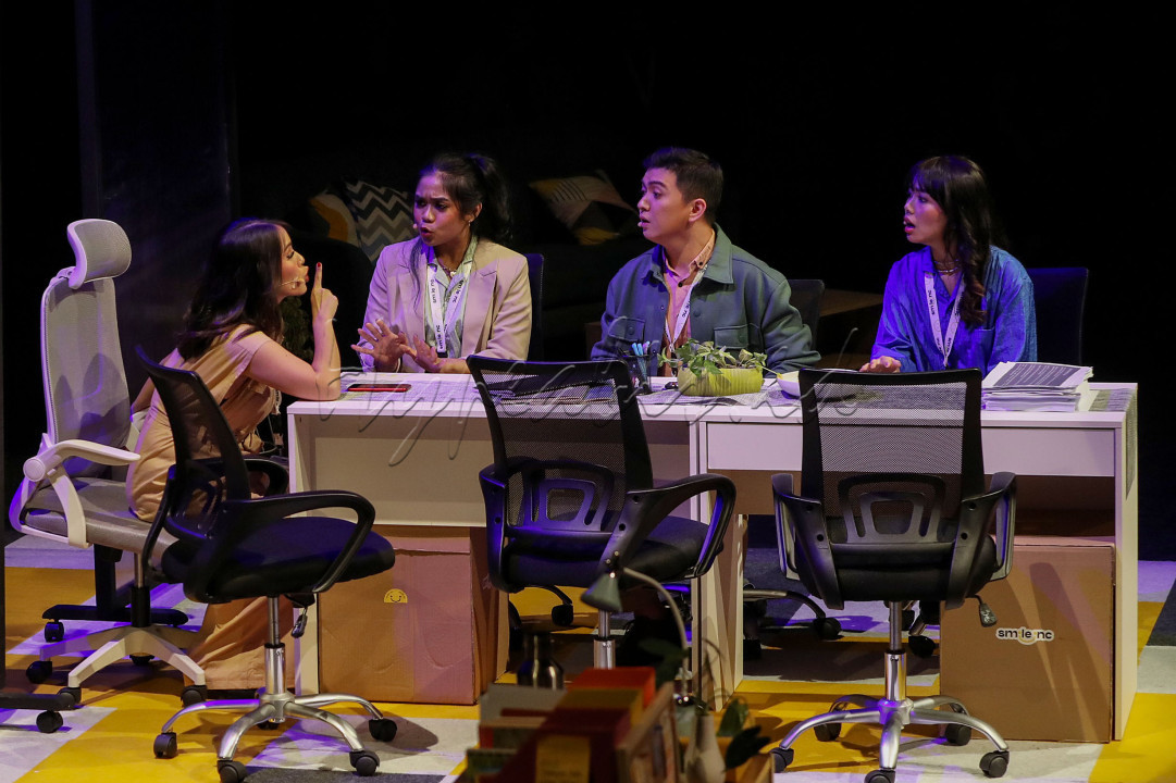 Pemain mementaskan pertunjukan teater musikal interaktif bertajuk Kapan Resign ? di Teater Salihara, Jakarta, Jumat (6/10/2023).&nbsp;