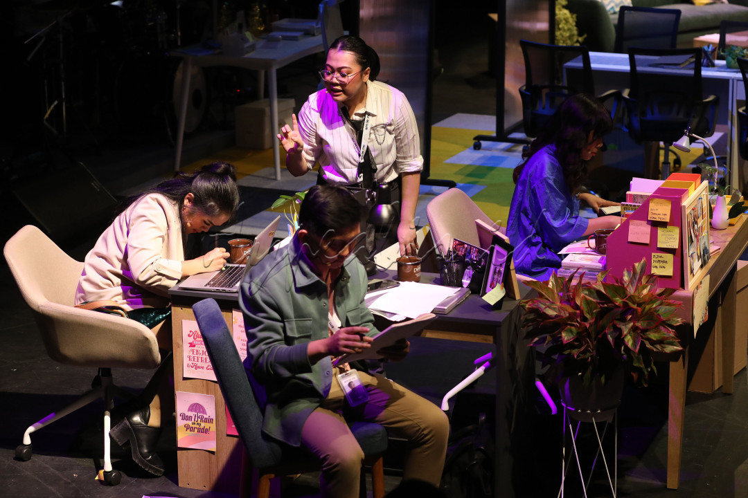 Berangkat dari premis inilah Jakarta Musical Crew (Jaksical) menggelar pertunjukan musikal interaktif bertajuk Kapan Resign? yang dipentaskan di Teater Salihara. Musikal ini mengisahkan tentang realitas dunia kerja yang sebagian besar dialami gen Z dan kaum milenial.