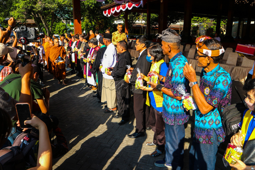 Tokoh-tokoh agama se-Solo raya sedang menghadiri upacara Pindaphata Waisak 2023 umat Hindu. Tokoh-tokoh lintas agama ini ikut serta hadir dalam acara ini sebagai bentuk menjaga kebhinekaan.