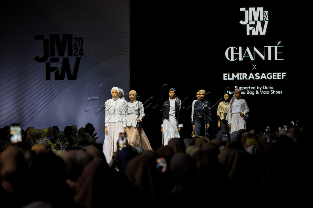 Jakarta Muslim Fashion Week (JMFW) 2024 digelar di ICE BSD dengan mengusung tema Discover Indonesia Modest Fashion Excellence yang berfokus pada penguatan ekosistem modest fashion nasional. Sejumlah karya desainer ternama Tanah Air dipamerkan dalam acara ini.
<div>&nbsp;</div>
