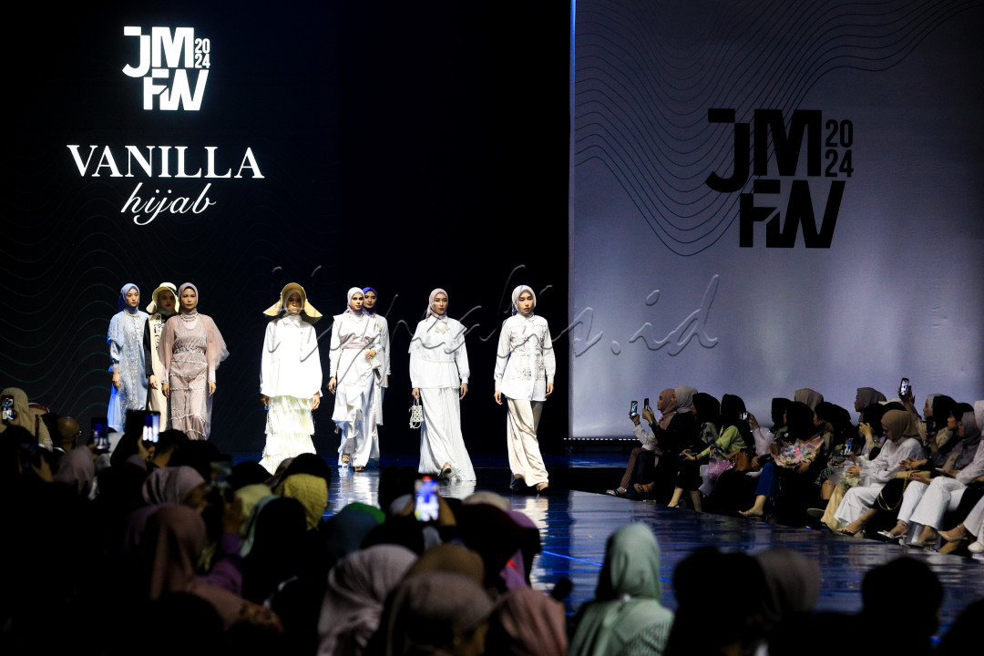 Melalui parade busana seperti JMFW ini para desainer bisa membangun lebih banyak koneksi dan memasarkan produknya lebih luas dan mendukung perkembangan industri fesyen Tanah Air.