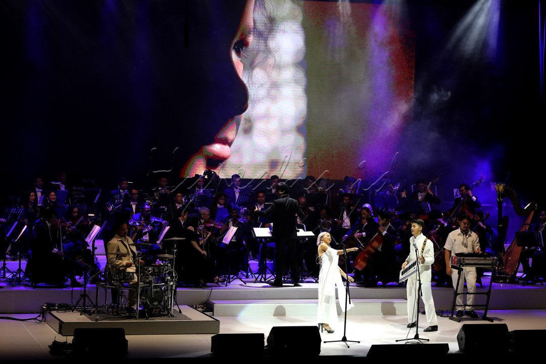Selain lantunan suara emas Memes, tampil juga Kevin Aprilio dengan grup Vierratale, Tristan Julianio dengan grup musik Mantra Vutura &amp; Lomba Sihir, serta kolaborasi musisi lainnya yang seluruhnya diiringi oleh Twilite Orchestra pimpinan komposer Addie MS.