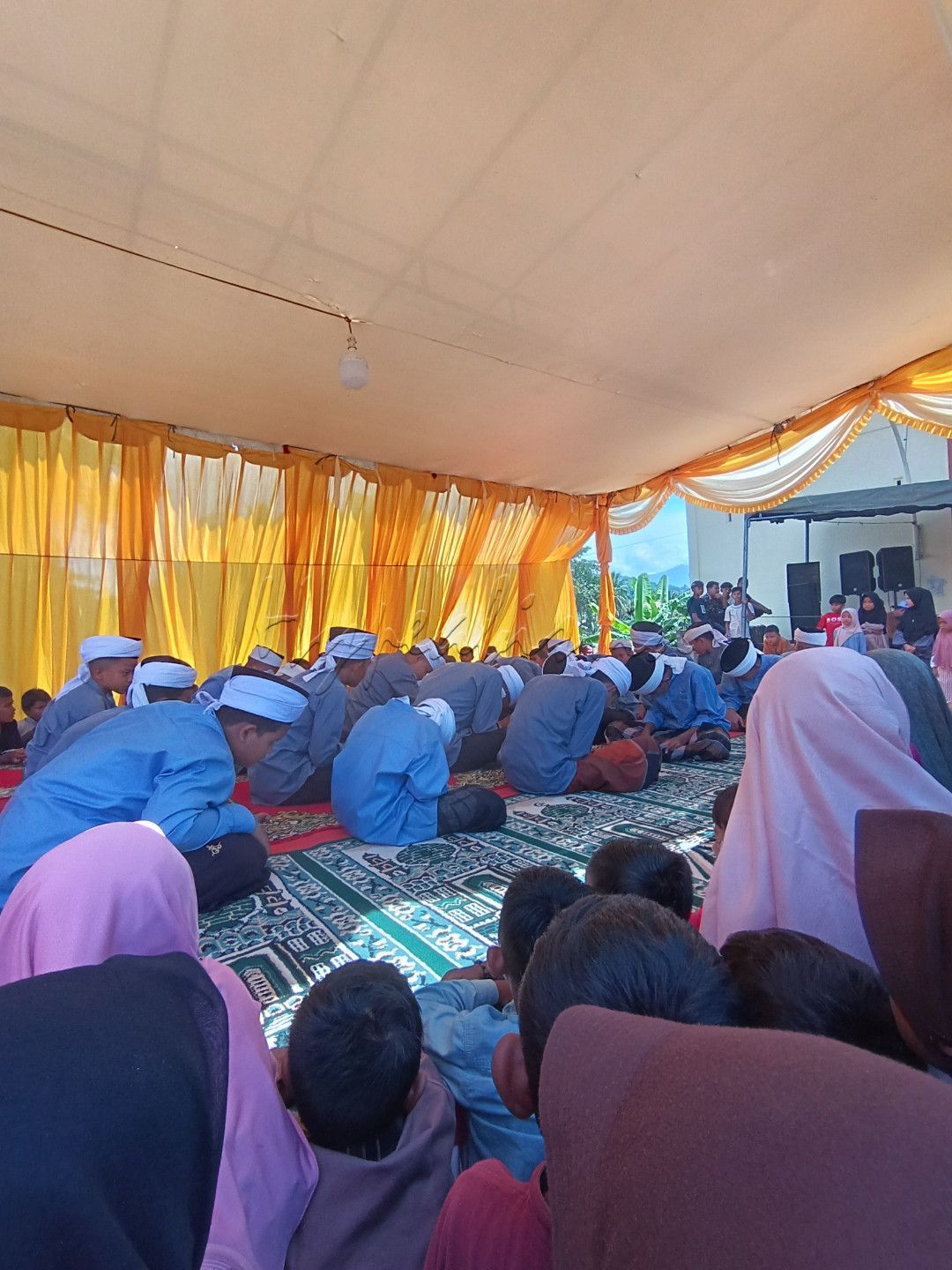 Dike atau Meudike adalah salah satu seni tradisi yang berkembang dalam masyarakat Aceh yang menempati wilayah Aceh Besar, Pidie, Aceh Utara, pesisir timur Aceh hingga ke wilayah lainnya di Provinsi Aceh. Dike adalah pelantunan puji - pujian kepada Allah dan shalawat kepada Nabi dengan menggunakan Bahasa Aceh. Syair dalam dike berisikan pujian kepada Allah, serta doa-doa agar acara keagaman seperti peringatan maulid Nabi mendapat berkah. Selain itu juga berisikan sejarah perjuangan Nabi Muhammad SAW dalam menyebarkan agama Islam. Sebagai variasi, dalam syair dike juga dimasukkan kisah-kisah yang bertemakan tentang pendidikan dan tamsilan-tamsilan yang bermanfaat bagi kehidupan.<br />
&nbsp;