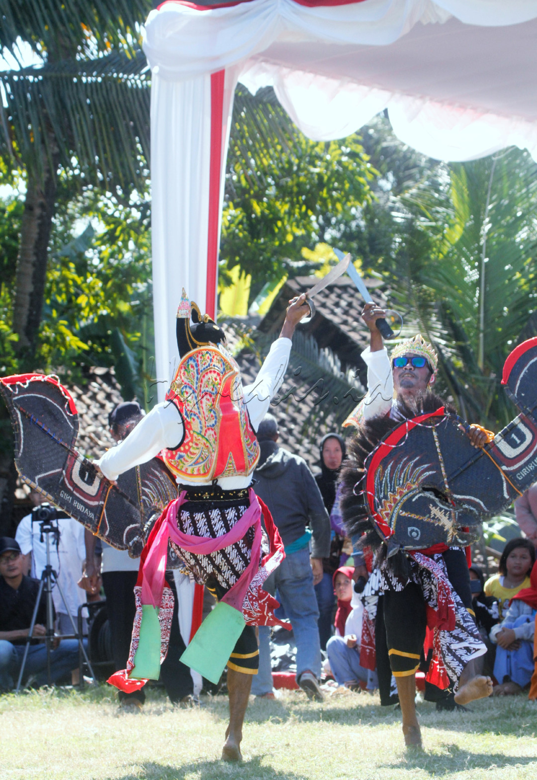 Adegan perang wayang Jaran dalam kesenian tradisional Jathilan klasik, salah satu budaya dan melestarikan kebhinekaan Indonesia