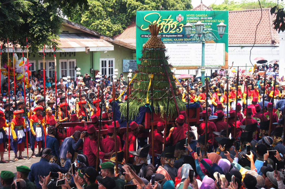 &nbsp;Prosesi upacara selestial di alun-alun utara Yogyakarta sampai Masjid Gedhe Kauman Yogyakarta, dengan tujuh gunung, terdiri dari berbagai jenis makanan, buah, sayuran, dan banyak lainnya.&nbsp;Sekaten&nbsp;merupakan acara tahunan yang diselenggarakan oleh Kesultanan Kesultanan Yogyakarta untuk merayakan Nabi Muhammad SAW.&nbsp;Perayaan pasar malam di halaman Alun-alun Utara, acara ini dipacu antusias baik warga Yogyakarta maupun imigran.