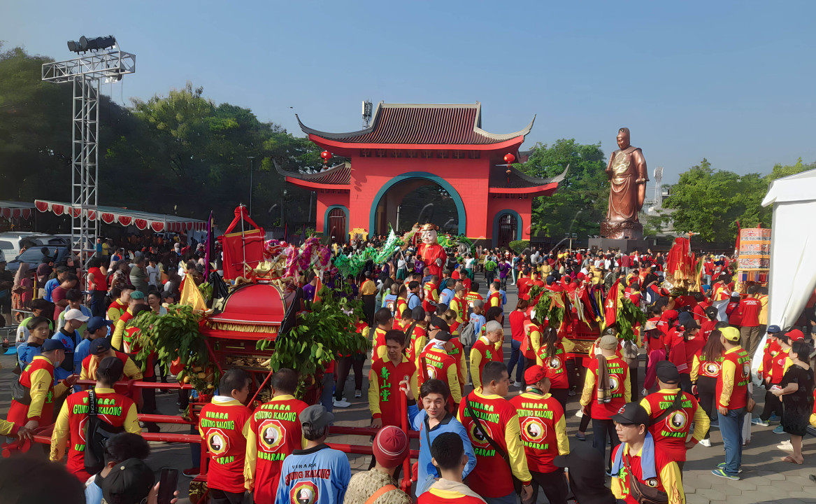 Masyarakat menghadiri acara budaya untuk memperingati 618 tahun kedatangan kapal cheng ho, di Kelenteng Sam Poo Kong di Semarang, Provinsi Jawa Tengah, Indonesia, pada 19 Agustus 2023.Selama 28 tahun pelayaran Cheng Ho, Cheng Ho berkali-kali memimpin armada besar mengunjungi Indonesia dan Pulau Jawa serta melakukan pertukaran ekonomi dengan penduduk setempat melalui berbagai cara.&nbsp;Pertukaran ekonomi dan perdagangan antara pelayaran Cheng Ho dan Semarang memberikan dampak positif baik terhadap perekonomian kuno maupun kerjasama ekonomi modern kedua negara.