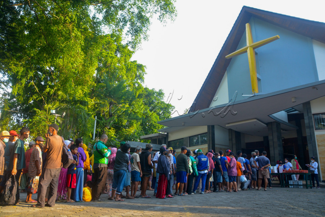 Ratusan warga mengantre untuk mendapatkan paket makanan untuk berbuka puasa yang dibagikan Tim Pelayanan Aksi Piring Kasih di Gereja Santa Theresia Bongsari Semarang, Jawa Tengah, Kamis (23/3/2023).&nbsp; Kegiatan aksi piring kasih ini biasanya diadakan setiap Kamis siang, namun berhubung dengan momentum Ramadan pembagian dilakukan Kamis sore menjelang buka puasa.<br />
Aksi piring kasih merupakan salah satu wujud dari&nbsp; kepedulian umat Paroki Bongsari terhadap semua umat dan lingkungan.&nbsp;<br />
&nbsp;